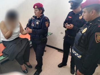 Policías de la PBI de la SSC auxiliaron a una mujer con problemas de salud en el interior de la estación Universidad