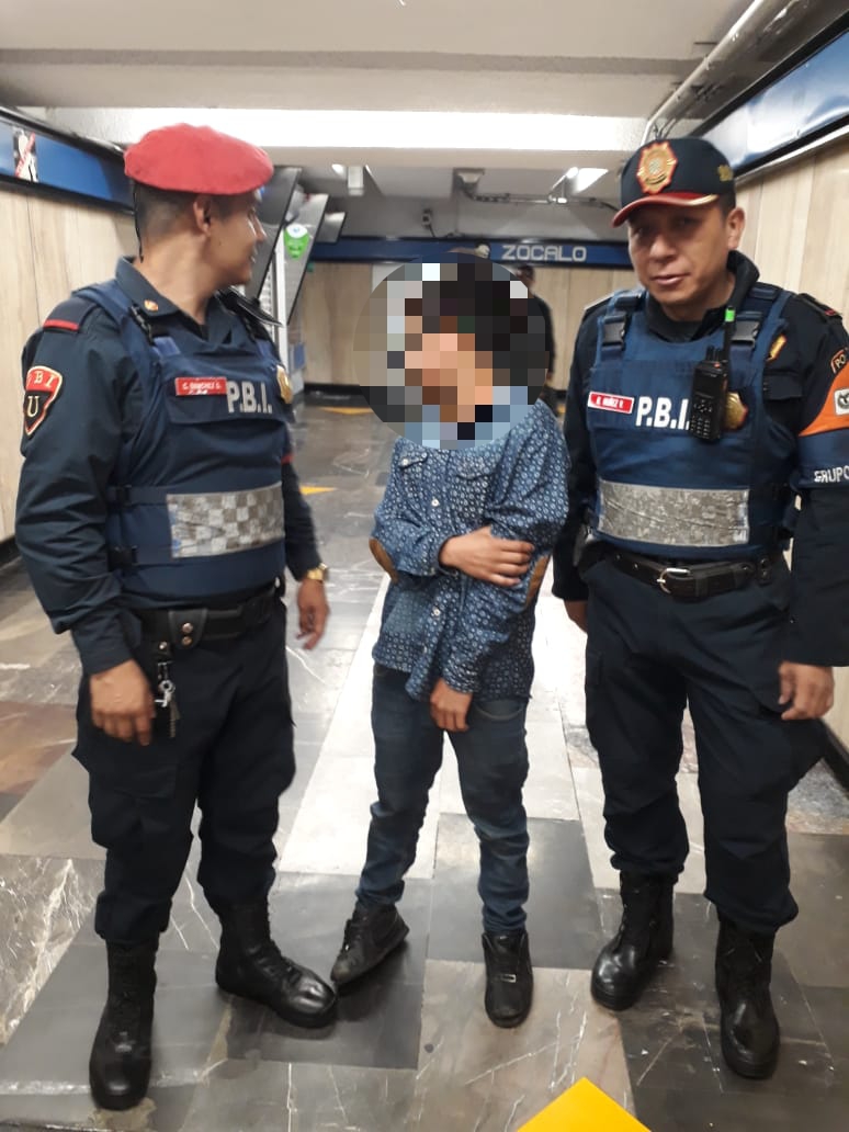 Policías de la PBI de la SSC auxiliaron a un menor de edad procedente de Michoacán extraviado en el Metro