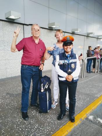 Policía Auxiliar de la SSC devuelven maleta extraviada a Mujer Estadounidense en el Aeropuerto capitalino