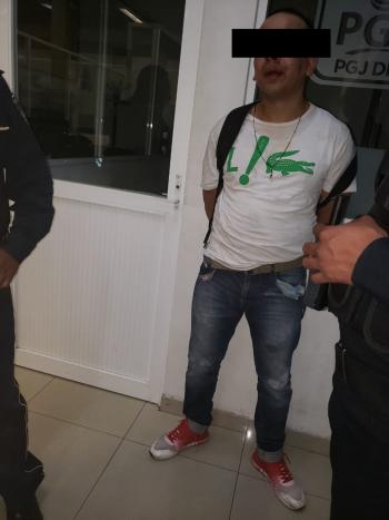 Policías de la SSC arrestan a un Hombre por portación de arma de fuego y presunta droga en Iztapalapa