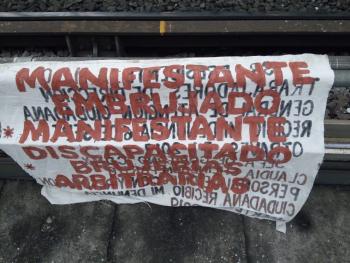 Elementos de la PBI de la SSC arrestan a un Hombre que intentó colocar una Manta en una estructura del STC Metro