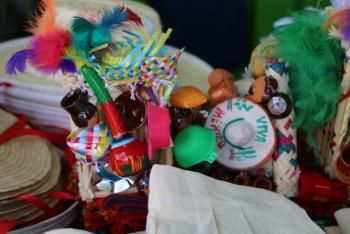 Ataviados con atuendos de manta pobladores Xochimilcas conmemoran Corpus Christi