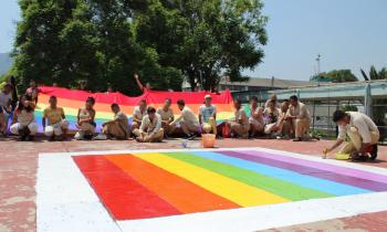 Pintan Arcoíris y participan en Conversatorio en Reclusorios para Conmemorar Día del Orgullo LGBTTTI