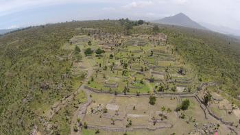 Publican investigación sobre el desarrollo urbano de la Zona Arqueológica de Cantona en Puebla