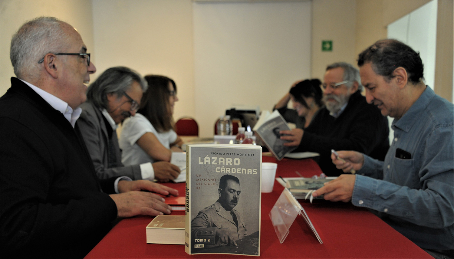 Dialogan historiadores en torno a la obra Lázaro Cárdenas