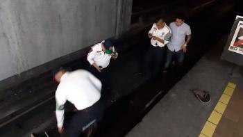Policías de la PBI de la SSC Auxilian a una Persona con Discapacidad Visual que cayó a las vías del Metro