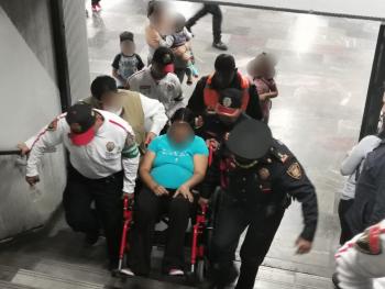 Policía de la PBI de la SSC brinda apoyo a una mujer con dolores de parto en la estación Hidalgo del Metro