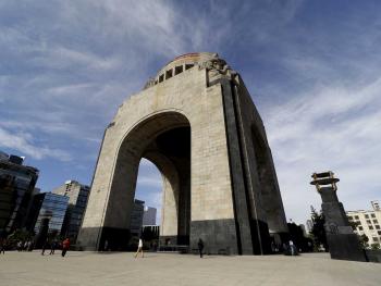 Inauguran Gran Remate de Libros en el Monumento a la Revolución