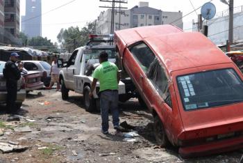 Para prevenir actos delictivos, retiran autos abandonados de la vía pública
