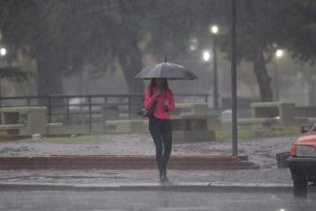 Jueves con cielo medio nublado y lluvias fuertes al sur de la ciudad
