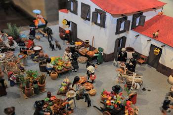 Recrean a la Nueva España a través de figuras de Playmobil