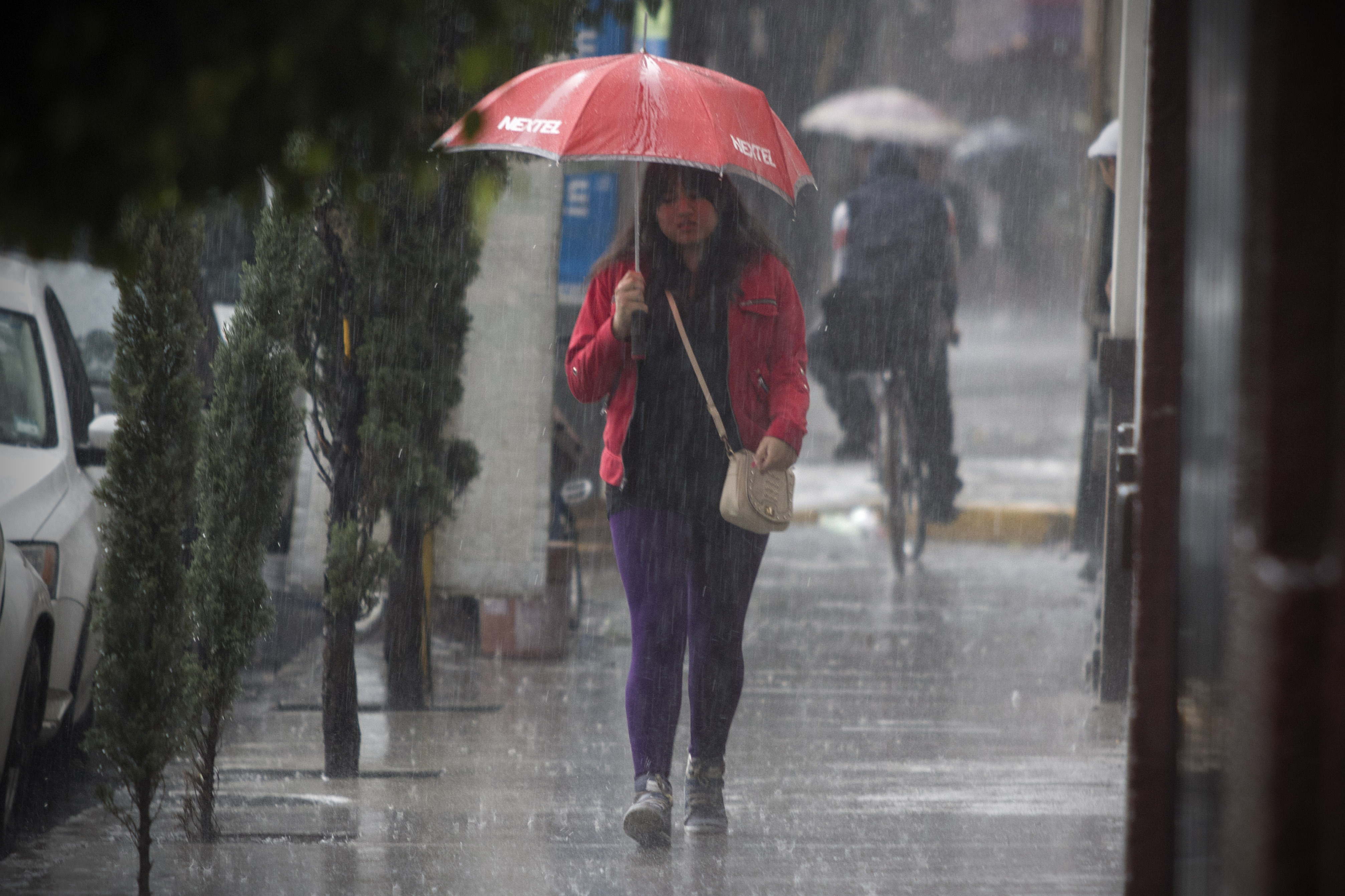 Este viernes prevalecerán las bajas temperaturas y lluvias fuertes en la capital