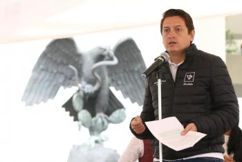 Entrega Néstor Núñez tarjetas de apoyo a jefas de familia