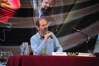Juan Villoro enamora al público de Ecatepec, el "santuario del rock"