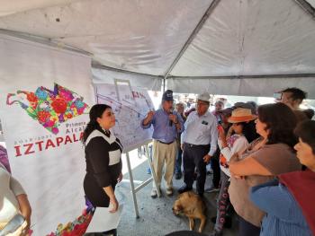 Se reúne la Alcaldesa de Iztapalapa con vecinos de Santa María Aztahuacán afectados por las fuertes lluvias del miércoles