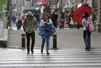 Este lunes se prevén lluvias ligeras y fuertes dispersas al poniente de la ciudad