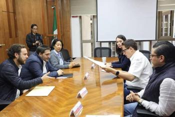 Para evitar corrupción Néstor Núñez entrega personalmente licencias y permisos relacionados con obras