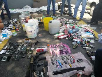 En Operativo, decomisa Policía Auxiliar de la Alcaldía Iztapalapa Armas Réplicas, Celulares, Medicamentos y Bebidas Alcohólicas