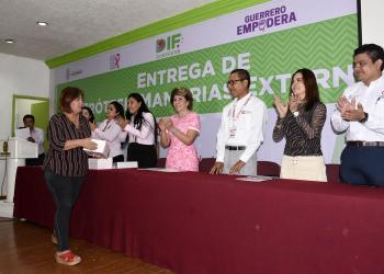 Entrega DIF Guerrero y fundación prótesis mamarias en Chilpancingo