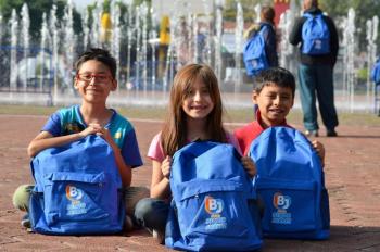 Entrega alcalde Santiago Taboada de Benito Juárez zapatos y útiles escolares a niñas y niños