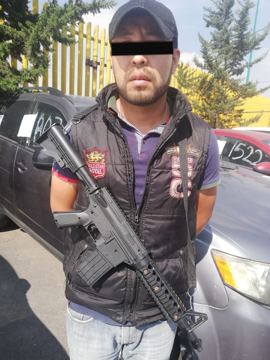 Policías Auxiliares de la SSC detienen a un hombre por portación de un arma réplica en Iztapalapa
