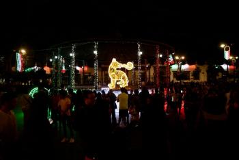 Los jardines Hidalgo y Bicentenario lucen espectaculares tras el encendido de luces y figuras representativas de la alcaldía Coyoacán