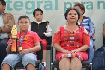 Reconoce Clara Brugada al niño Juan Pablo González por su triunfo en Campeonato de Cálculo Mental en China