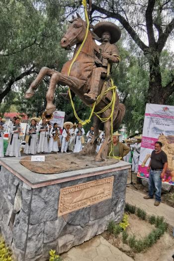 Colocan Clara Brugada y Familiares del General Emiliano Zapata nueva Estatua del Caudillo del Sur en San Miguel Teotongo