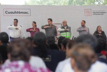 Néstor Núñez entrega nombramientos a integrantes de la Red de Voluntarios Profesionales