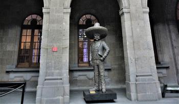 Exhibición de escultura a la escala del mito de Emiliano Zapata