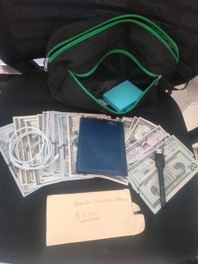 Policías Auxiliares de la SSC recuperaron y entregaron una mochila con Dólares en la Torre BBVA