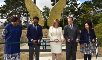 La subsecretaria Martha Delgado devela escultura mexicana en la Corte Penal Internacional