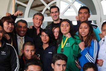 Sylvester Stallone convive con jóvenes boxeadores mexicanos