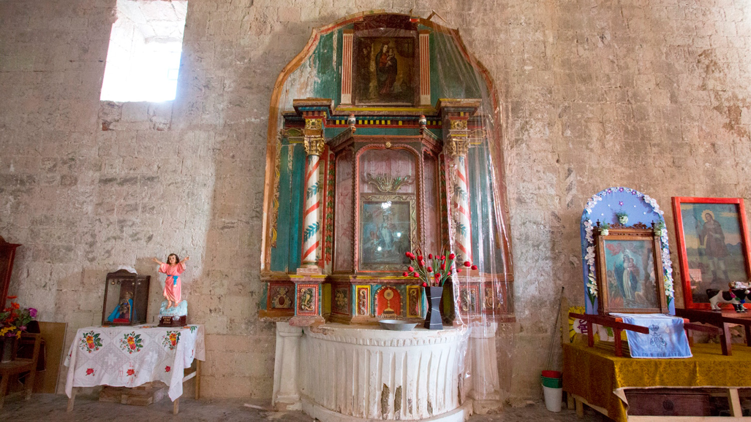 100 por ciento terminada la restauración de retablo lateral y pintura de la Virgen de la Luz, del templo de San Juan Teposcolula, Oaxaca