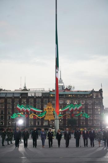 Asiste Claudia Sheinbaum a la ceremonia cívica de izamiento de bandera para honrar a las víctimas del 19S