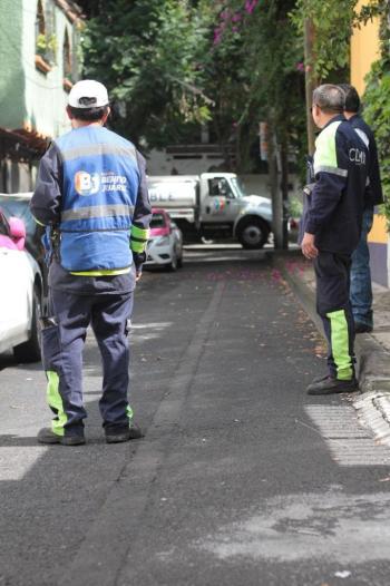 Abastece Alcaldía Benito Juárez a vecinos de la Del Valle con agua de captadores de lluvia instalados en sus edificios