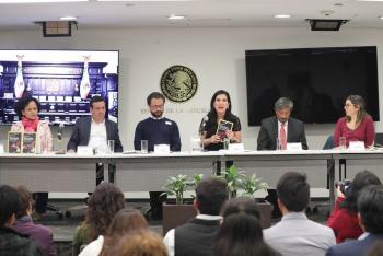 Presentan nueva edición del libro Ayotzinapa la travesía de las tortugas