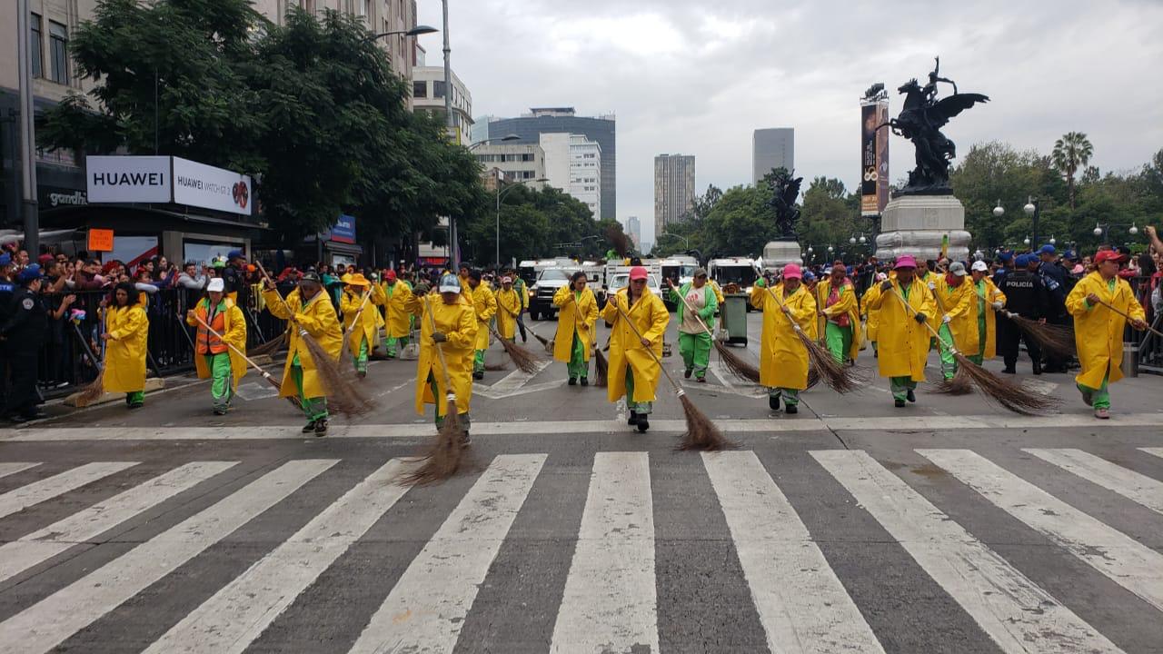 Limpieza de vialidades tras concluir mega desfile de Día de Muertos en la Ciudad de México