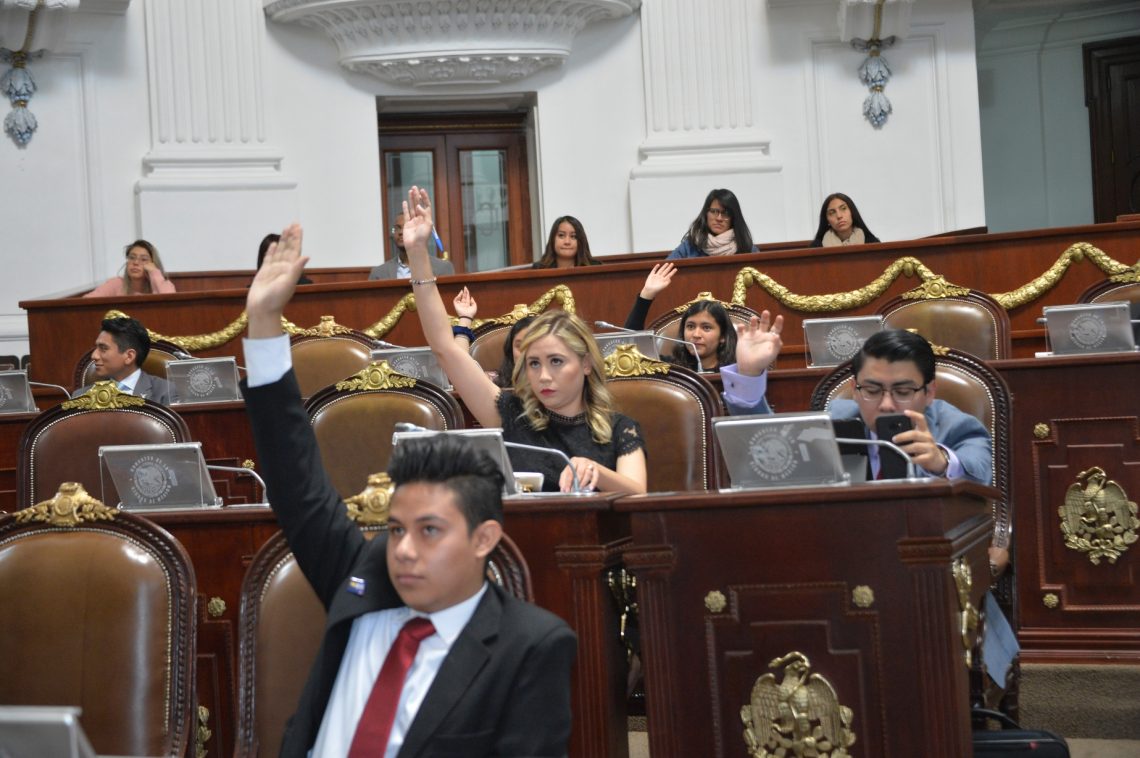 Jóvenes del Primer Parlamento Juvenil analizan temas de interés de la agenda de la capital