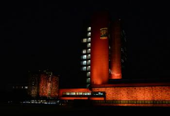 La UNAM se ilumina de naranja