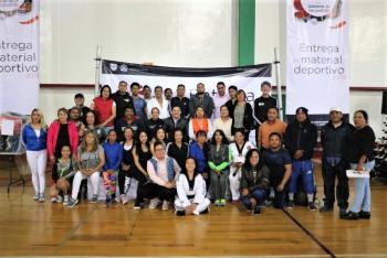 Alcalde Octavio Rivero entrega material deportivo para gimnasios y albercas