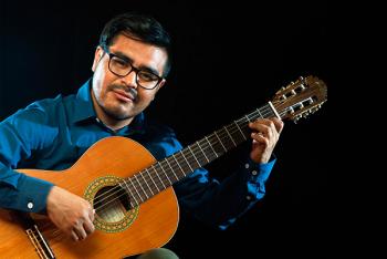 Desarrolla universitario método de guitarra para acercar alumnos a la música clásica