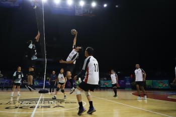 A SUS 50 AÑOS, EL PROFESOR RICARDO FUE ENTUSIASTA PARTICIPANTE EN LA OLIMPIADA COMUNITARIA EN VOLEIBOL