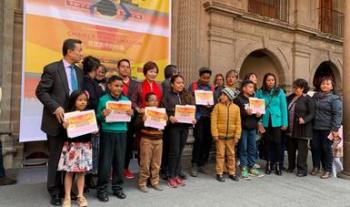 Premian a los ganadores del concurso-exposición China en mi imaginación
