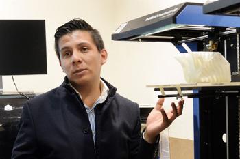 Diseña universitario impresora 3d para replicar huesos con materiales biodegradables