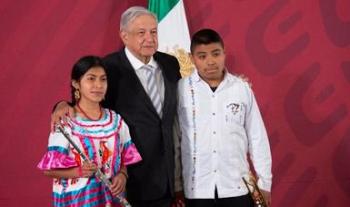 Presidente López Obrador entrega instrumentos musicales a bandas comunitarias de Oaxaca por 16.2 mdp