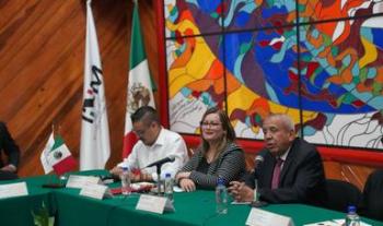 Colaboran comisionado del INM y legisladores para atender a población migrante