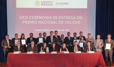La Secretaría de Economía y representantes de Consejos y Cámaras Empresariales reconocen a organizaciones con el Premio Nacional de Calidad