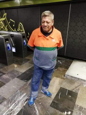 Historias en el metro De camiseta naranja