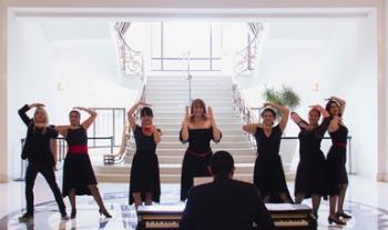 Las voces del Ensamble Escénico Vocal traspasan la pantalla de video para llevar emotividad y sonidos entrañables a la sociedad